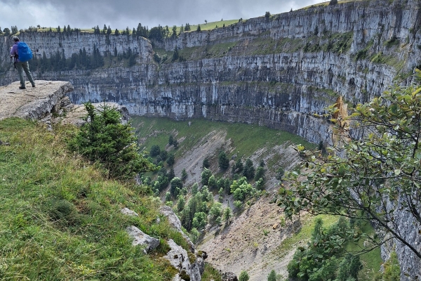 Wanderung durch die L'Areuse-Schlucht und Rundwanderung Creux du Van