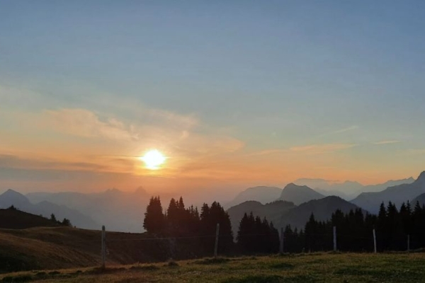 Sonnenaufgang mit Älplerzmorgä auf der Musenalp